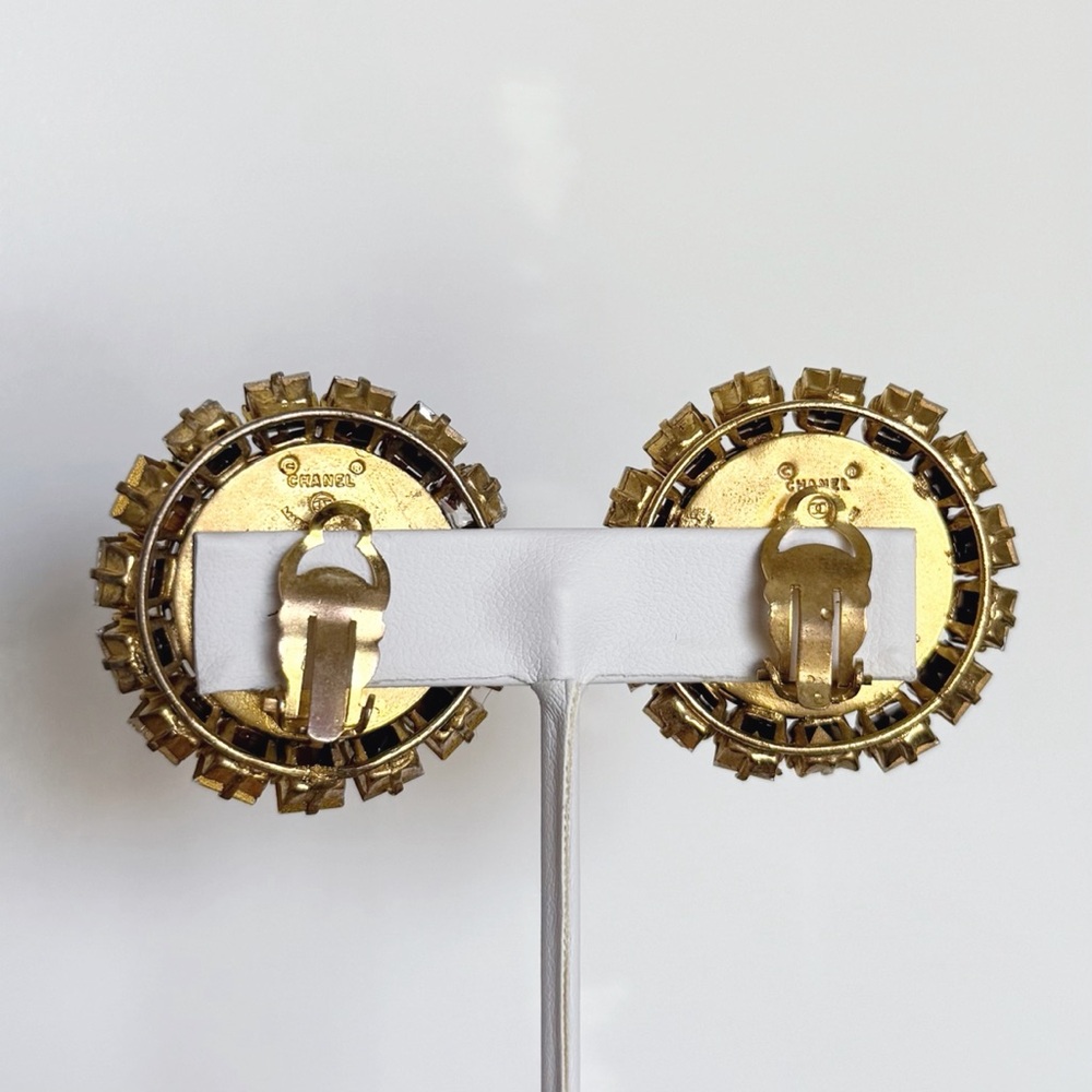 💥SOLD💥 CHANEL 💎 Ultra Rare Vintage XL Barbie CC Rhinestone Pearl Clip Earrings - Picture 6 of 10